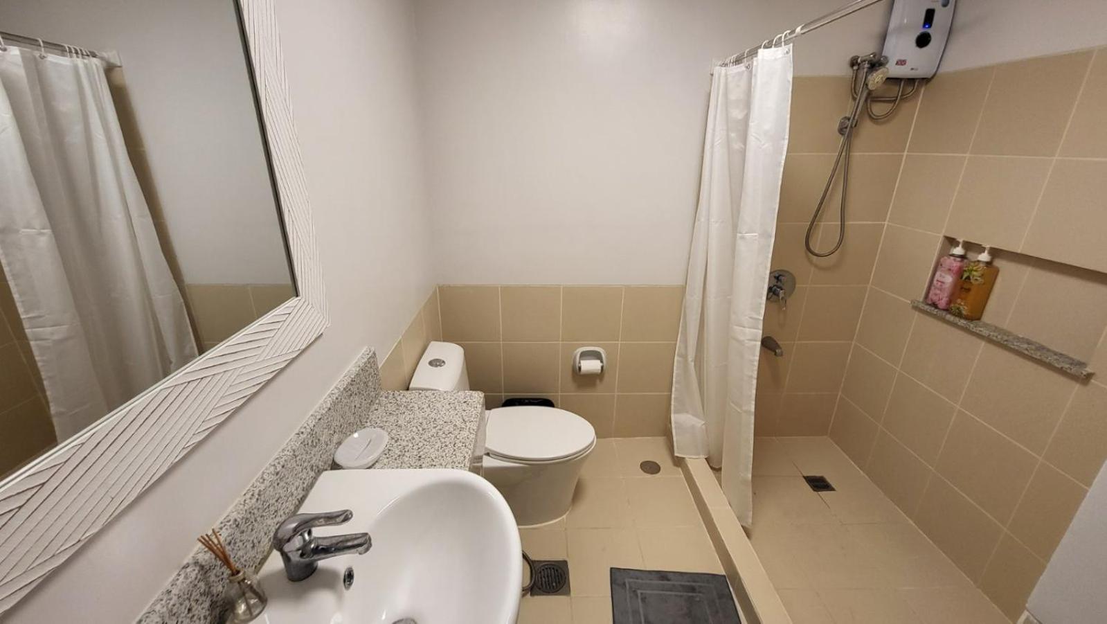 The Atherton- Spacious Modern Condo Unit In Paranaque Near The Airport, Makati, Bgc And Highways Paranaque City Exterior foto